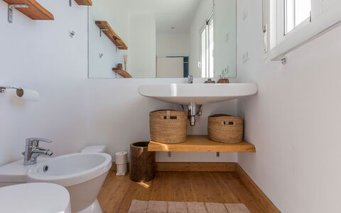 Can Lorenzo: Muur, Loodgieterswerkinrichting, Interieur Ontwerp, Hout, Flooring, Wastafel In De Badkamer, Verdieping, Wastafel, Plafond, Badkamer