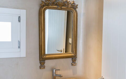 Carmen 1: Spiegel, Wastafel In De Badkamer, Loodgieterswerkinrichting, Interieur Ontwerp, Wastafel, Kraan, Loodgieter, Verlichting, Badkamer, Huis