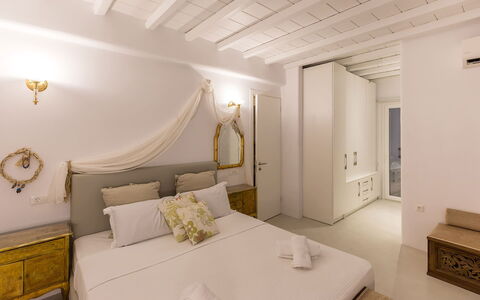 Carmen 1: Flooring, Verdieping, Interieur Ontwerp, Appartement, Plafond, Slaapkamer, Bed, Toevlucht, Hotel, Bed Frame
