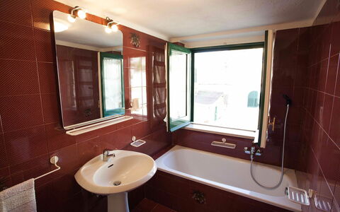 Casa Amalfitana: Badkamer, Wastafel In De Badkamer, Loodgieterswerkinrichting, Wastafel, Kraan, Loodgieter, Flooring, Interieur Ontwerp, Bad, Verdieping