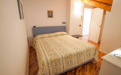 Casa Amalfitana: Bed, Slaapkamer, Bedding, Laken, Interieur Ontwerp, Verdieping, Hout, Linens, Kamer, Textiel