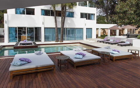Casa Asia: Meubilair, Zwembad, Buitenmeubels, Flooring, Verdieping, Toevlucht, Schaduw, Stoel, Samengesteld Materiaal, Dek