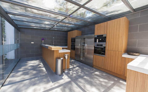 Casa Asia: Hout, Flooring, Keuken, Interieur Ontwerp, Verdieping, Countertop, Plafond, Samengesteld Materiaal, Glas, Beits