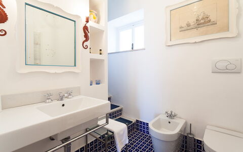 Casa Bellevue: Badkamer, Loodgieterswerkinrichting, Flooring, Wastafel In De Badkamer, Interieur Ontwerp, Verdieping, Wastafel, Kraan, Loodgieter, Tegel