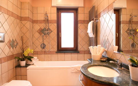 Casa Chicco: Interieur Ontwerp, Badkamer, Muur, Loodgieterswerkinrichting, Flooring, Verdieping, Wastafel In De Badkamer, Wastafel, Kraan, Verlichting