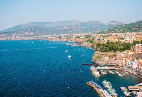 Casa Chicco: Water, Zwemwater, Bergachtig Landvormen, Boot, Watercraft, Kust, Stad, Kust En Oceanic Landvormen, Zee, Berg