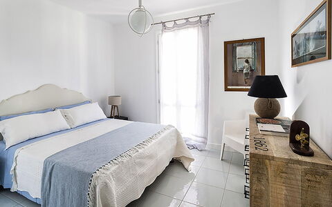 Casa Delfino: Meubilair, Bed, Interieur Ontwerp, Slaapkamer, Bedding, Muur, Laken, Verdieping, Linens, Flooring