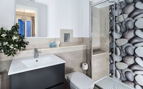 Casa Delfino: Badkamer, Loodgieterswerkinrichting, Interieur Ontwerp, Muur, Flooring, Wastafel, Toilet, Verdieping, Wastafel In De Badkamer, Kraan