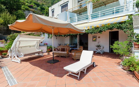 Casa Dorothea 3: Bloempot, Balkon, Kamerplant, Buitenmeubels, Toevlucht, Stoel, Schaduw, Eco Hotel, Luifel, Paraplu