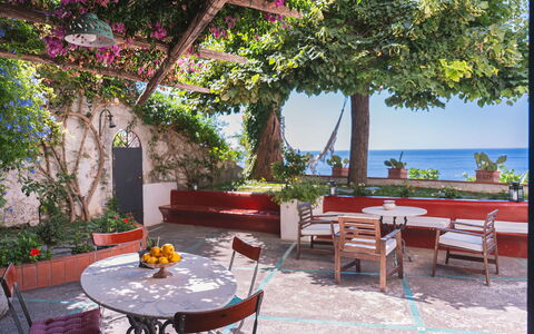 Casa Giardino: Meubilair, Tafel, Zee, Bloempot, Stoel, Buitenmeubels, Buitentafel, Schaduw, Kust