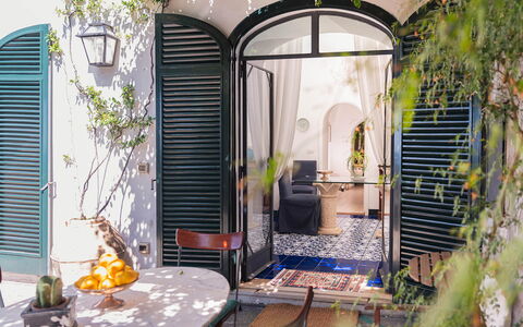 Casa Giardino: Bloempot, Deur, Boog, Meubilair, Kamerplant, Stoel, Ijzer, Home Deur, Buitenmeubels, Balkon