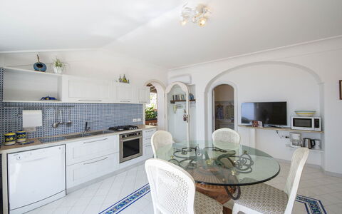 Casa Gioia: Interieur Ontwerp, Flooring, Meubilair, Keuken, Verdieping, Countertop, Plafond, Kamer, Toestel Van De Keuken, Cabinetry