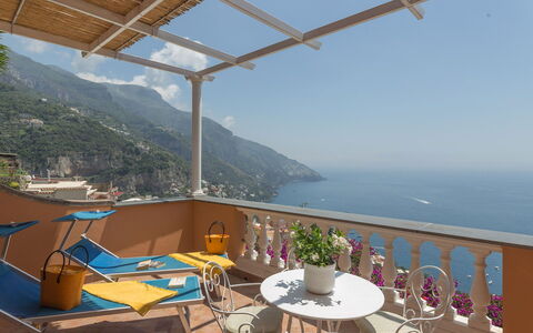 Casa Ivan: Meubilair, Toevlucht, Balkon, Stoel, Zee, Eco Hotel, Buitenmeubels, Bergketen, Bloempot, Kust