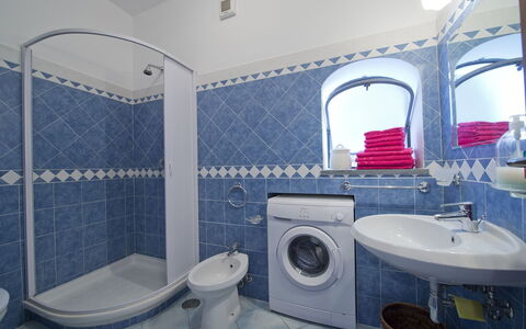 Casa Ivan: Blauw, Flooring, Loodgieterswerkinrichting, Interieur Ontwerp, Verdieping, Badkamer, Wastafel, Kraan, Tegel, Loodgieter