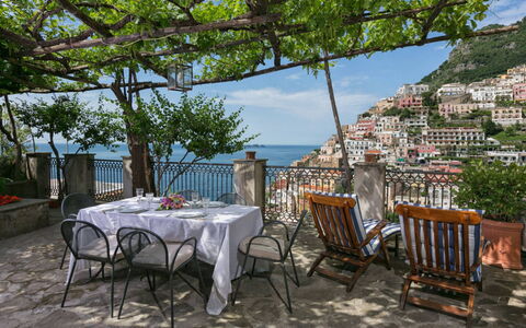 Casa la Sponda: Meubilair, Tafel, Stoel, Buitentafel, Buitenmeubels, Tafelkleed, Bloempot, Restaurant, Balkon, Kamerplant