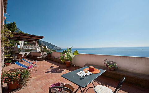 Positano View: Zee, Kust, Kust En Oceanic Landvormen, Balkon, Oceaan, Bloempot, Strand, Kust, Toevlucht, Buitenmeubels