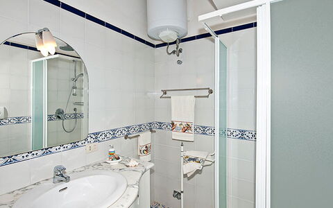 Positano View: Loodgieterswerkinrichting, Interieur Ontwerp, Badkamer, Wastafel In De Badkamer, Flooring, Verdieping, Wastafel, Kraan, Loodgieter, Tegel