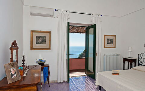 Positano View: Verdieping, Meubilair, Flooring, Interieur Ontwerp, Kamer, Fotolijst, Zee, Oceaan, Bed, Beits