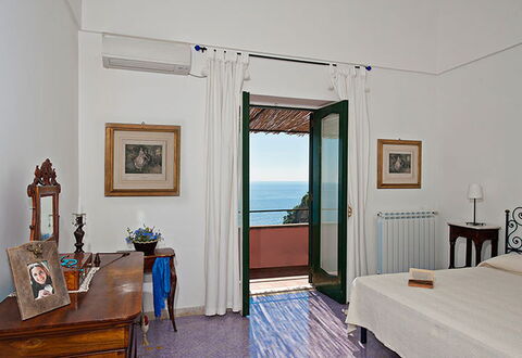 Positano View: Verdieping, Meubilair, Flooring, Interieur Ontwerp, Kamer, Fotolijst, Zee, Oceaan, Bed, Beits