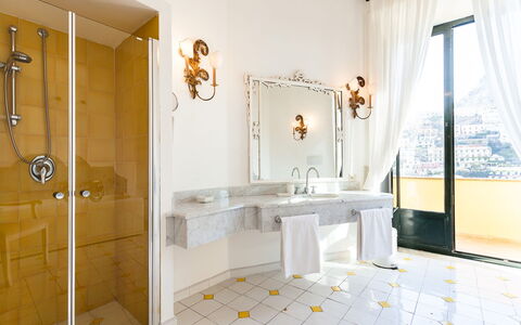 Casa Palazzo: Interieur Ontwerp, Verdieping, Lichte Inrichting, Hotel, Loodgieterswerkinrichting, Toevlucht, Stoel, Lamp, Badkamer, Tegel