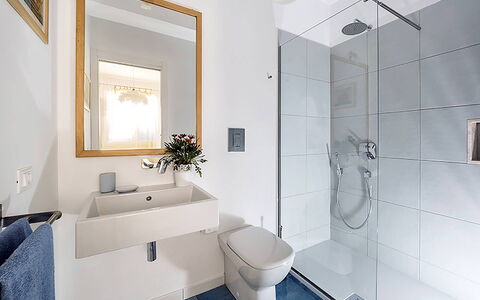 Casa Riccio: Badkamer, Interieur Ontwerp, Loodgieterswerkinrichting, Flooring, Verdieping, Kraan, Wastafel, Wastafel In De Badkamer, Spiegel, Loodgieter