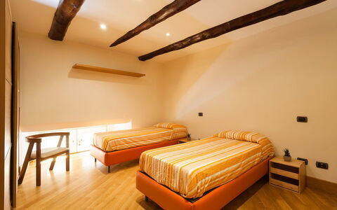 Casa Rossella: Interieur Ontwerp, Hout, Flooring, Verdieping, Plafond, Geel, Meubilair, Kamer, Slaapkamer, Bed