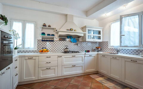 Casa Tika: Keuken, Interieur Ontwerp, Countertop, Flooring, Cabinetry, Meubilair, Verdieping, Huis, Major Appliance, Toestel Van De Keuken