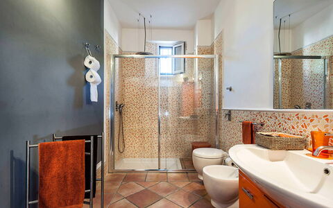 Casa Tika: Badkamer, Loodgieterswerkinrichting, Flooring, Interieur Ontwerp, Verdieping, Tegel, Kraan, Loodgieter, Verlichting, Wastafel