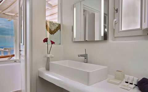 Fanaria Villa: Muur, Interieur Ontwerp, Loodgieterswerkinrichting, Badkamer, Flooring, Verdieping, Huis, Wastafel, Kraan, Kamer