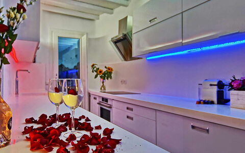 Fanaria Villa: Interieur Ontwerp, Verlichting, Meubilair, Kamer, Countertop, Drinkware, Keuken, Loodgieterswerkinrichting, Fles, Lichte Inrichting