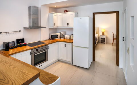Guest House Levantes: Meubilair, Keuken, Toestel Van De Keuken, Countertop, Interieur Ontwerp, Cabinetry, Flooring, Major Appliance, Hout, Verdieping