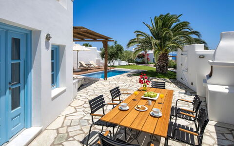 Guest House Livas: Blauw, Zwembad, Buitenmeubels, Meubilair, Huis, Toevlucht, Stoel, Schaduw, Landgoed, Ligstoel