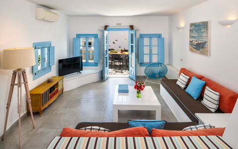 Guest House Livas: Meubilair, Interieur Ontwerp, Bankstel, Flooring, Plafond, Appartement, Woonkamer, Kamer, Verdieping, Tafel