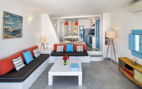 Guest House Livas: Blauw, Meubilair, Interieur Ontwerp, Tafel, Appartement, Stoel, Woonkamer, Bankstel, Kussen Gooien