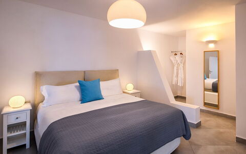 Guest House Livas: Meubilair, Interieur Ontwerp, Bed, Slaapkamer, Flooring, Verdieping, Hout, Bedding, Kamer, Laken