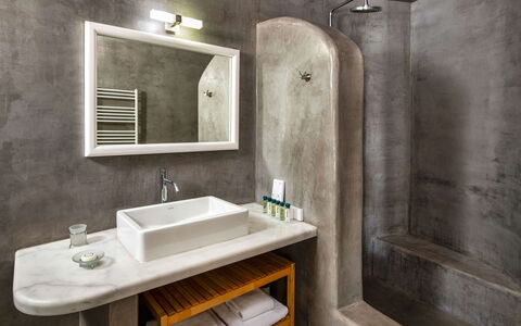 Guest House Livas: Flooring, Verdieping, Loodgieterswerkinrichting, Badkamer, Loodgieter, Wastafel, Linens, Tegel, Kraan, Hoofdkussen
