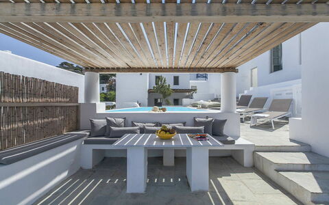 Halki Villa: Verdieping, Samengesteld Materiaal, Buitenmeubels, Stoel, Pergola, Schaduw, Balkon, Ontwerp, Natuurlijk Materiaal, Binnenplaats