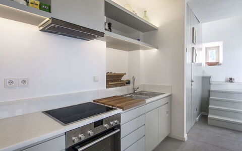 Halki Villa: Keuken, Countertop, Toestel Van De Keuken, Cabinetry, Interieur Ontwerp, Muur, Major Appliance, Flooring, Hout, Huishoudapparatuur