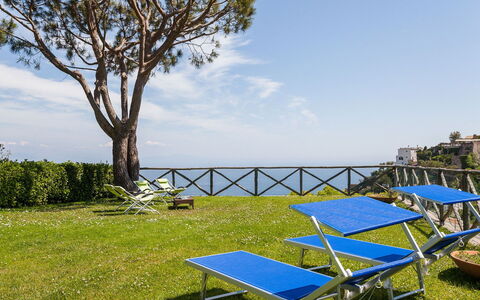 Il Giardino di Ravello: Blauw, Zee, Oceaan, Schaduw, Kust, Balkon, Eco Hotel, Toevlucht, Buitenmeubels, Villa