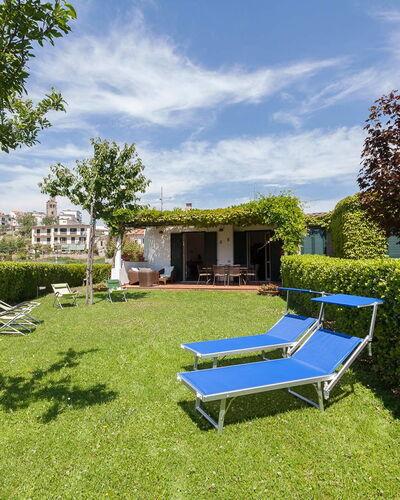Il Giardino di Ravello: Struik, Tuin, Groundcover, Gazon, Haag, Schaduw, Zwembad, Landscaping, Werf, Backyard