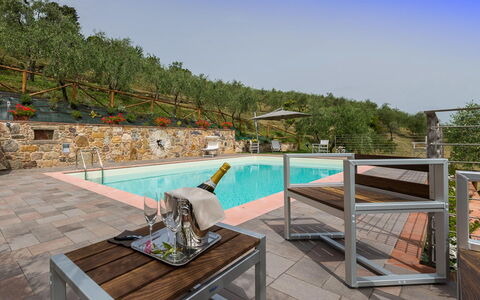 Il Podere: Buitenmeubels, Zwembad, Toevlucht, Buitentafel, Stoel, Tuin, Eco Hotel, Landscaping, Bloempot, Backyard