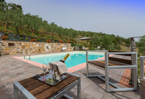 Il Podere: Buitenmeubels, Zwembad, Toevlucht, Buitentafel, Stoel, Tuin, Eco Hotel, Landscaping, Bloempot, Backyard
