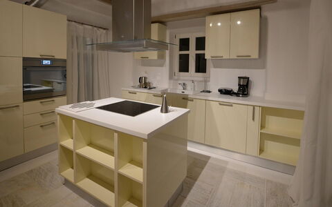 Krystalo: Cabinetry, Keuken, Meubilair, Countertop, Flooring, Interieur Ontwerp, Toestel Van De Keuken, Hout, Verdieping, Major Appliance
