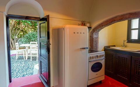 Mansion Sophia: Interieur Ontwerp, Major Appliance, Flooring, Verdieping, Plafond, Huishoudapparatuur, Toestel Van De Keuken, Keuken, Beits, Countertop