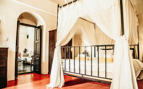 Mansion Sophia: Interieur Ontwerp, Meubilair, Flooring, Verdieping, Bed, Plafond, Slaapkamer, Verlichting, Kamer, Hemelbed