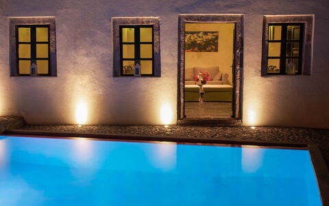 Mansion Sophia: Blauw, Zwembad, Interieur Ontwerp, Toevlucht, Verlichting, Meubilair, Verdieping, Plafond, Hotel, Lichte Inrichting