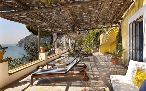 Mansour: Meubilair, Stoel, Toevlucht, Eco Hotel, Balkon, Kamerplant, Bloempot, Buitenmeubels, Schaduw, Villa