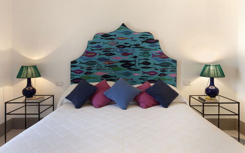Mansour: Blauw, Meubilair, Interieur Ontwerp, Slaapkamer, Muur, Verdieping, Laken, Bed, Bedding, Flooring