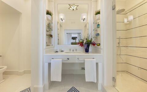 Mansour: Interieur Ontwerp, Muur, Loodgieterswerkinrichting, Wastafel In De Badkamer, Flooring, Badkamer, Verdieping, Wastafel, Plafond, Kraan