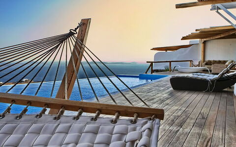 Queen Villa: Hout, Buitenmeubels, Dek, Dek, Ligstoel, Hardwood, Toevlucht, Houten Vloer, Schaduw, Zwembad